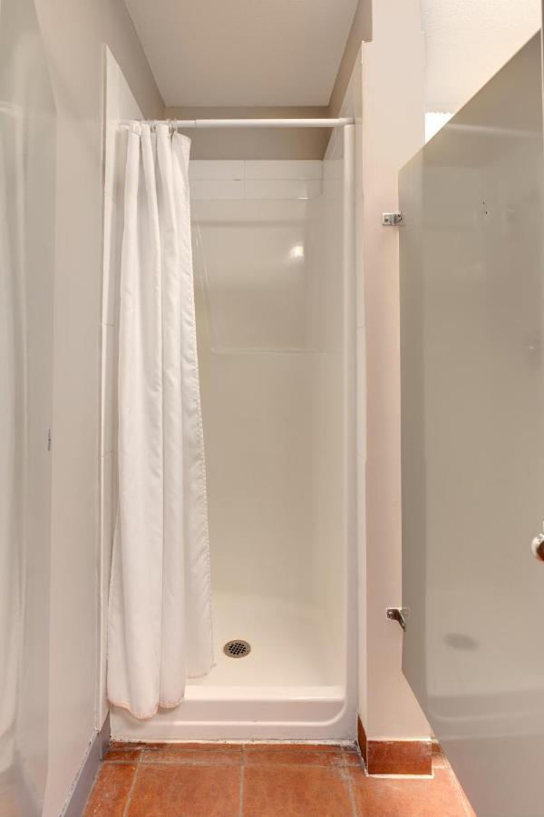 Hi Kelowna Hostel Экстерьер фото